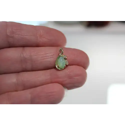 14k Y.G. GREEN SAPPHIRE LINDE LINDY STAR Dia. Acc. TEARDROP pend.