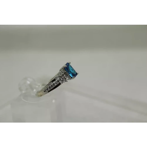 .925 Sterling Silver BLUE & WHITE STONE SOLITAIRE w/ accents ring size 6.75