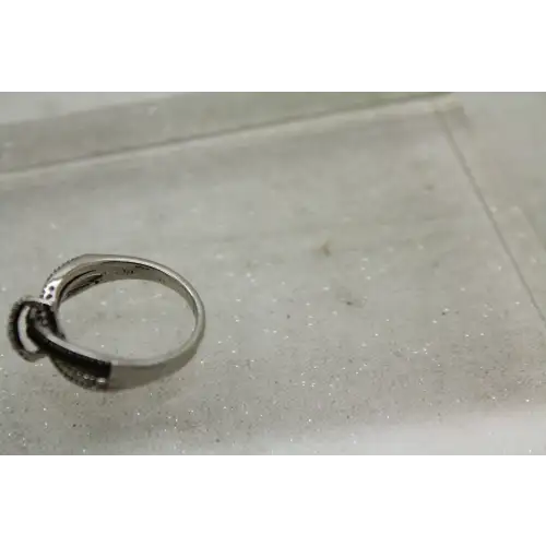 DAMAGED JWBR .925 .S.S GREEN & WHITE DIAMOND CROSSOVER ring size 6.75