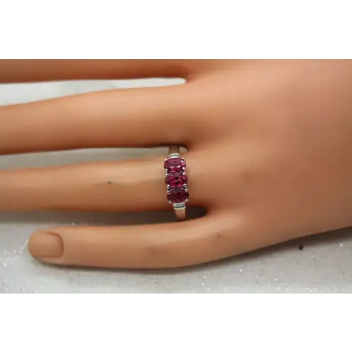 ILLIANA 18k W.G. Oval Cut LT. PURPLE AMETHYST 3 STONE ring size 9