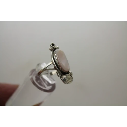 NAVAJO .925 S.S. MOTHER OF PEARL FEATHER DESIGN ring size 6.75