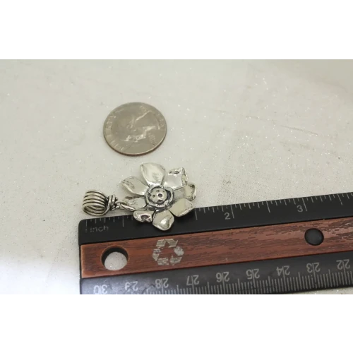 SHERRY TINSMAN .925 S.S. DAISY FLOWER VINE BALE pendant