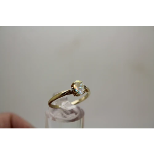 Signed 14k Y.G. Oval Cut TREATED QUARTZ SOLITAIRE w/ accents size 9
