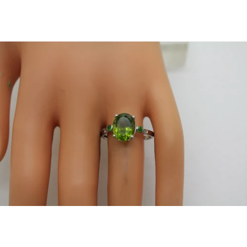 Signed DK .925 S.S. PERIDOT EMERALD SOLITAIRE w/ acc. size 10.75 #