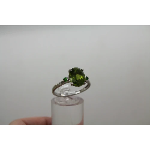 Signed DK .925 S.S. PERIDOT EMERALD SOLITAIRE w/ acc. size 10.75 #