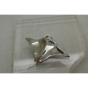 Signed LS .925 S.S. DIMENSIONAL STINGRAY DESIGN pin brooch 16.6g