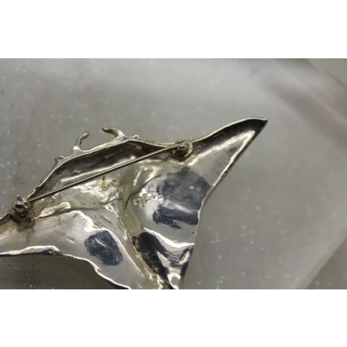 Signed LS .925 S.S. DIMENSIONAL STINGRAY DESIGN pin brooch 16.6g