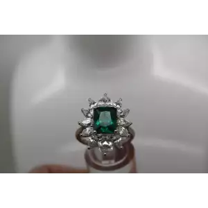 Signed .925 S.S. GREEN CZ WHITE CZ HALO COCKTAIL ring size 8