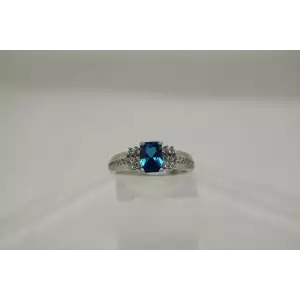 .925 Sterling Silver BLUE & WHITE STONE SOLITAIRE w/ accents ring size 6.75