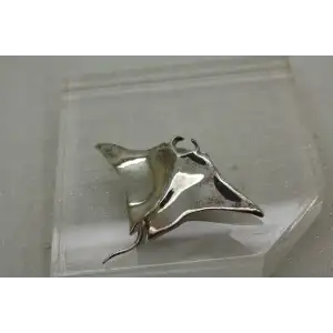 Signed LS .925 S.S. DIMENSIONAL STINGRAY DESIGN pin brooch 16.6g