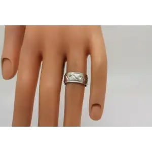 Signed .925 S.S. ETCHED HEART SWIRL DESIGN Band 5.75