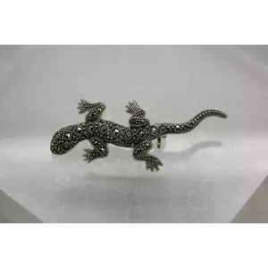 Signed A .925 Sterling Silver MARCASITE & EMERALD Dimensional LIZARD pin