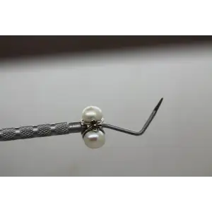 LAA TROLLBEADS .925 S.S. TRIPLE PEARL, WHITE BEAD w/ flower detail