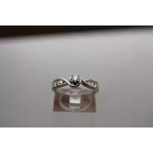 Signed QG 10k White Gold .15ct DIAMOND SOLITAIRE with Accents size 7.75