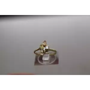 10k Multi Tone Gold .10ct DIAMOND GRAPE LEAF DESIGN ring size 5.5