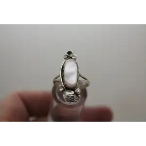 NAVAJO .925 S.S. MOTHER OF PEARL FEATHER DESIGN ring size 6.75