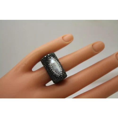 STINGRAY LEATHER BLACK & WHITE CRYSTAL PEARL COCKTAIL sz7