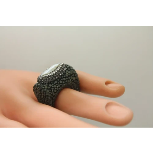 STINGRAY LEATHER BLACK & WHITE CRYSTAL PEARL COCKTAIL sz7