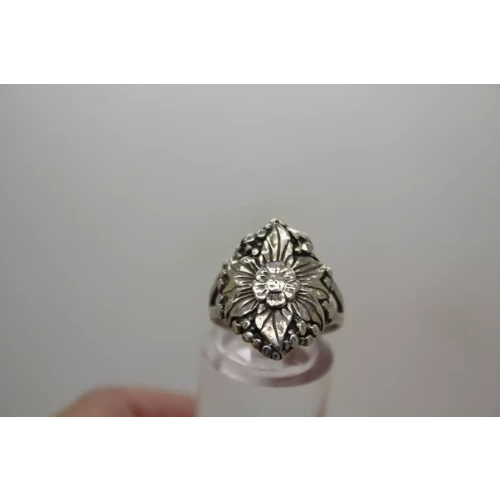Vintage .925 S.S. FLOWER DESIGN ring size 6.5